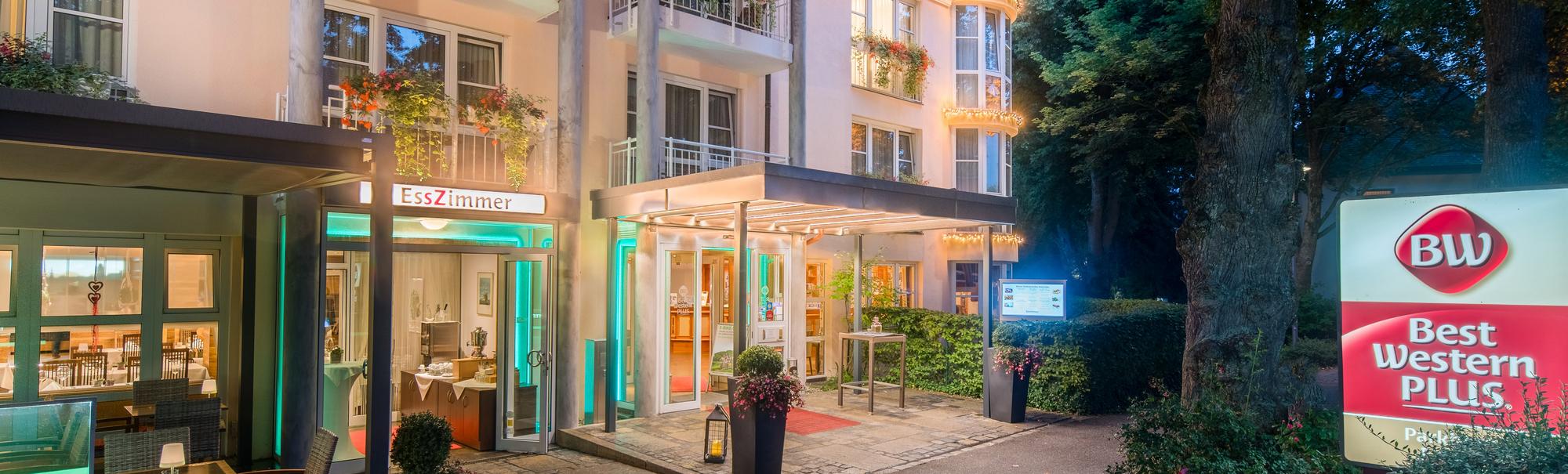 Hotelfront in Abendstimmung beleuchtet.