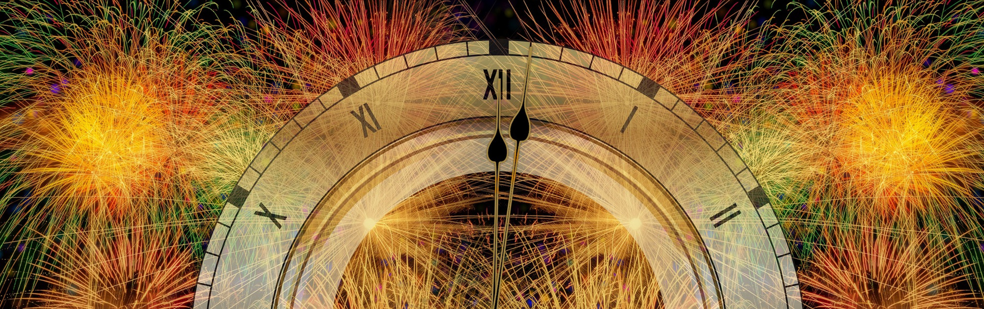 Uhr mit römischen Ziffern zeigt kurz vor Mitternacht, bunter Feuerwerkshintergrund deutet auf Silvesterfeier hin.